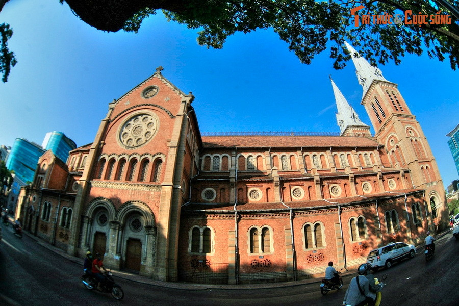  7. Nhà thờ Đức Bà. Tọa lạc tại khu vực trung tâm quận 1, nhà thờ chính tòa Đức Bà Sài Gòn được xây dựng từ năm 1877 – 1880, mang phong cách kiến trúc Roman cải biên pha trộn nét phong cách kiến trúc Gothic. Đây là một trong những công trình kiến trúc thời thuộc địa nổi tiếng nhất của TP HCM.