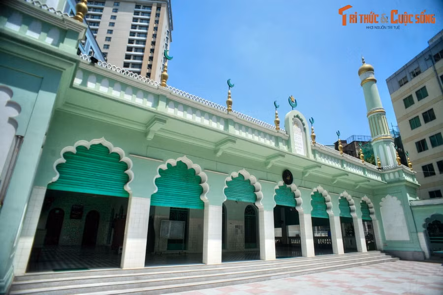  10. Thánh đường Jamia Al-Musulman. Tọa lạc tại số 66 Đông Du, thánh đường Jamia Al-Musulman được những tín đồ Hồi giáo đến từ miền Nam Ấn Độ đóng góp tiền xây dựng từ năm 1935. Công trình mang những đường nét kiến trúc hài hòa tinh tế, đậm dấu ấn Hồi giáo vùng Nam Á.