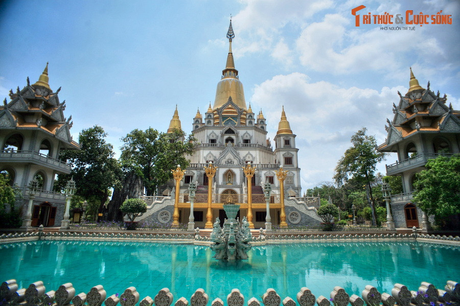  4. Bảo tháp Xá lợi Gotama Cetiya. Nằm trong khuôn viên Tổ đình Bửu Long (quận 9), bảo tháp Xá lợi Gotama Cetiya được xây dựng từ năm 2007-2013, là tòa tháp Phật giáo có quy mô lớn và lộng lẫy vào bậc nhất của Việt Nam. Công trình vừa mang yếu tố hiện đại, vừa thấm đẫm phong cách kiến trúc Phật giáo Nam Tông.