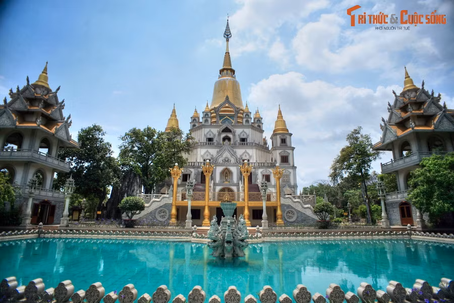  4. Bảo tháp Xá lợi Gotama Cetiya. Nằm trong khuôn viên Tổ đình Bửu Long (quận 9), bảo tháp Xá lợi Gotama Cetiya được xây dựng từ năm 2007-2013, là tòa tháp Phật giáo có quy mô lớn và lộng lẫy vào bậc nhất của Việt Nam. Công trình vừa mang yếu tố hiện đại, vừa thấm đẫm phong cách kiến trúc Phật giáo Nam Tông.