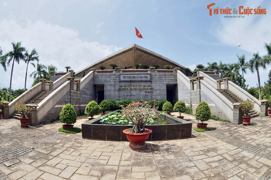  1. Đền thờ Vua Hùng. Nằm trong Công viên Lịch sử - Văn hóa dân tộc ở quận 9, đền thờ Vua Hùng được xây dựng từ năm 2002-2009, là ngôi đền có quy mô lớn bậc nhất toàn khu vực Nam Bộ. Công trình sử dụng ngôn ngữ kiến trúc đương đại để diễn đạt những giá trị văn hóa truyền thống một cách sáng tạo.