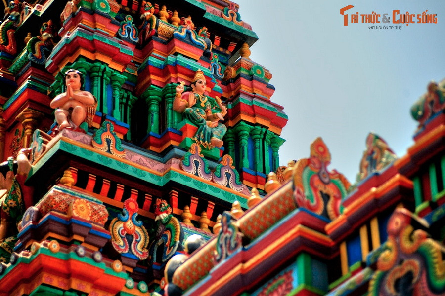  11. Đền Bà Mariamman. Nằm ở số 45 Trương Định, đền thờ Bà Mariamman (người Việt thường gọi là chùa Bà) được các thương gia người Ấn Độ ở Sài Gòn đóng góp tiền xây dựng cách đây một thế kỷ. Đây là một công trình kiến trúc độc đáo mang đậm nét văn hóa Ấn Độ.