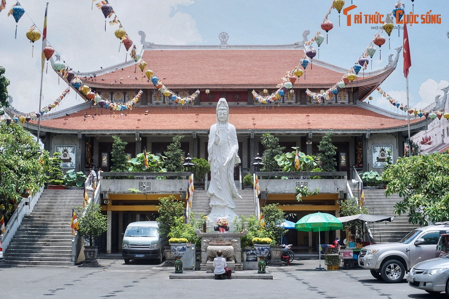  2. Chùa Vĩnh Nghiêm. Nằm tại số 339 Nam Kỳ Khởi Nghĩa, chùa Vĩnh Nghiêm được xây dựng từ năm 1964-1971, được coi là công trình tiêu biểu của kiến trúc Phật giáo Việt Nam hiện đại. Tên chùa có nguồn gốc từ chùa Vĩnh Nghiêm ở Bắc Giang, là trung tâm truyền bá Phật giáo của Thiền phái Trúc Lâm thời Lý.