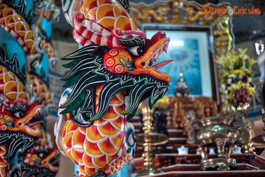  12. Thánh thất Sài Gòn. Nằm trên đường Trần Hưng Đạo, thánh thất Sài Gòn được xây dựng năm 1999-2001, là công trình tôn giáo có quy mô lớn nhất của đạo Cao Đài ở TP HCM. Công trình được xây theo kiểu mẫu của Tòa Thánh Tây Ninh, có nhiều mảng trang trí sinh động, giàu màu sắc, phản ánh thế giới quan của đạo Cao Đài.