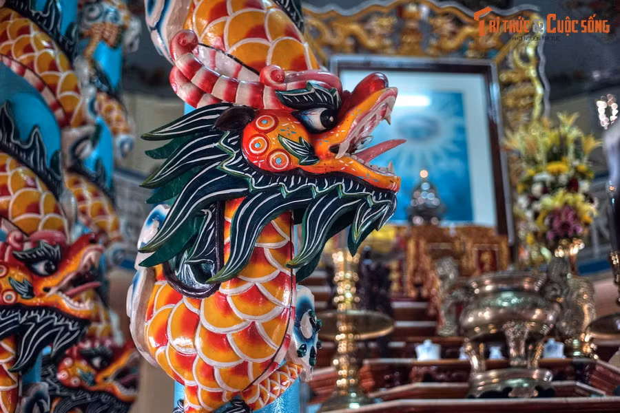  12. Thánh thất Sài Gòn. Nằm trên đường Trần Hưng Đạo, thánh thất Sài Gòn được xây dựng năm 1999-2001, là công trình tôn giáo có quy mô lớn nhất của đạo Cao Đài ở TP HCM. Công trình được xây theo kiểu mẫu của Tòa Thánh Tây Ninh, có nhiều mảng trang trí sinh động, giàu màu sắc, phản ánh thế giới quan của đạo Cao Đài.