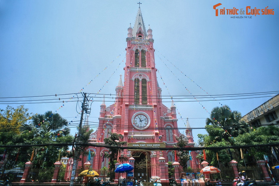  8. Nhà thờ Tân Định. Nằm tại số 289 Hai Bà Trưng, nhà thờ Tân Định được xây dựng từ năm 1870 – 1876. Nhà thờ mang phong cách kiến trúc Gothic, nhưng các chi tiết trang trí lại mang ảnh hưởng phong cách Roman và Baroque. Vẻ đẹp lộng lẫy cùng nước sơn màu hồng tươi khiến nhà thờ này trở thành địa điểm "sống ảo" được giới trẻ ưa chuộng.