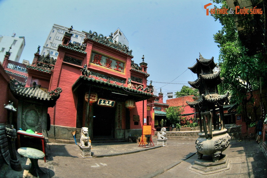  6. Điện Ngọc Hoàng. Tọa lạc tại số 73 đường Mai Thị Lựu, điện Ngọc Hoàng hay chùa Ngọc Hoàng là một ngôi chùa cổ nổi tiếng, có quy mô lớn, làm theo kiểu đền chùa Trung Hoa với mô típ trang trí rực rỡ. Ngôi chùa này đã được Tổng thống Mỹ Barack Obama ghé thăm trong chuyến công du Việt Nam năm 2016.