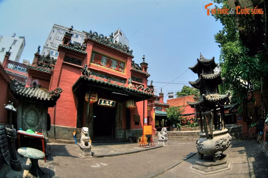  6. Điện Ngọc Hoàng. Tọa lạc tại số 73 đường Mai Thị Lựu, điện Ngọc Hoàng hay chùa Ngọc Hoàng là một ngôi chùa cổ nổi tiếng, có quy mô lớn, làm theo kiểu đền chùa Trung Hoa với mô típ trang trí rực rỡ. Ngôi chùa này đã được Tổng thống Mỹ Barack Obama ghé thăm trong chuyến công du Việt Nam năm 2016.