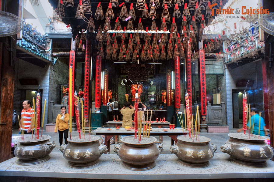  5. Chùa Bà Thiên Hậu. Tọa lạc tại số 710 Nguyễn Trãi, chùa Bà Thiên Hậu được nhóm người Hoa gốc Quảng Châu di dân sang Việt Nam góp vốn và góp công xây dựng vào khoảng năm 1760. Đây được coi là công trình tâm linh cổ nhất, lớn nhất và đẹp nhất của cộng đồng người Hoa ở TP HCM.