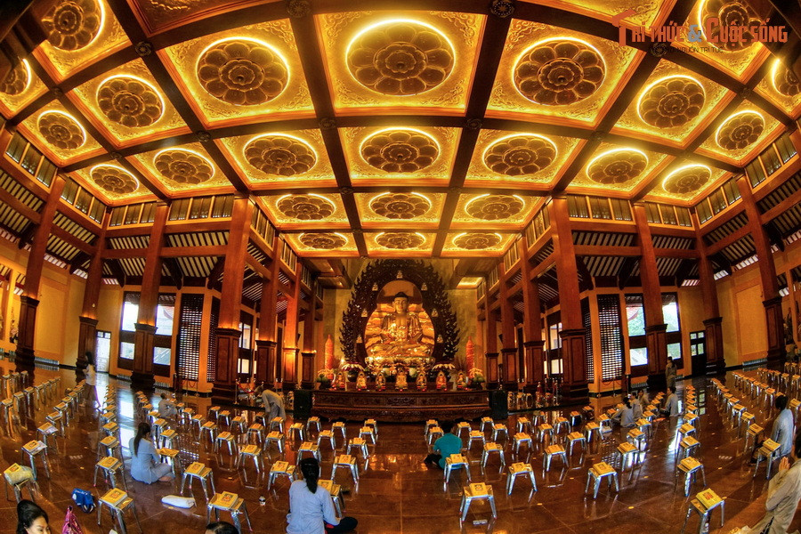  3. Chùa Việt Nam Quốc Tự. Nằm ở số 244 đường Ba tháng Hai, Việt Nam Quốc Tự được khởi công năm 1964, hoàn thiện vào thập niên 1990. Được xây theo đồ án thiết kế của KTS nổi tiếng Ngô Viết Thụ, ngôi chùa gây ấn tượng với sự bề thế và kiến trúc độc đáo, mang các yếu tố truyền thống kết hợp với hiện đại.