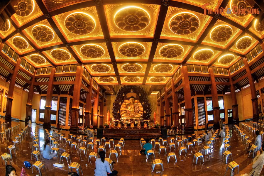  3. Chùa Việt Nam Quốc Tự. Nằm ở số 244 đường Ba tháng Hai, Việt Nam Quốc Tự được khởi công năm 1964, hoàn thiện vào thập niên 1990. Được xây theo đồ án thiết kế của KTS nổi tiếng Ngô Viết Thụ, ngôi chùa gây ấn tượng với sự bề thế và kiến trúc độc đáo, mang các yếu tố truyền thống kết hợp với hiện đại.