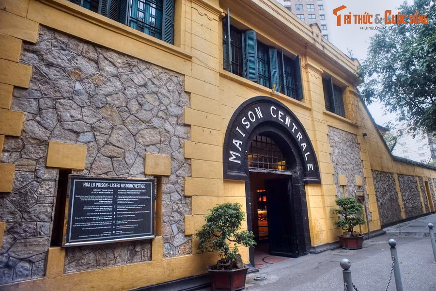  8. Nhà tù Hỏa Lò. Có địa chỉ ở số 1 Hỏa Lò, nhà tù Hỏa Lò được thực dân Pháp xây dựng từ năm 1886–1901