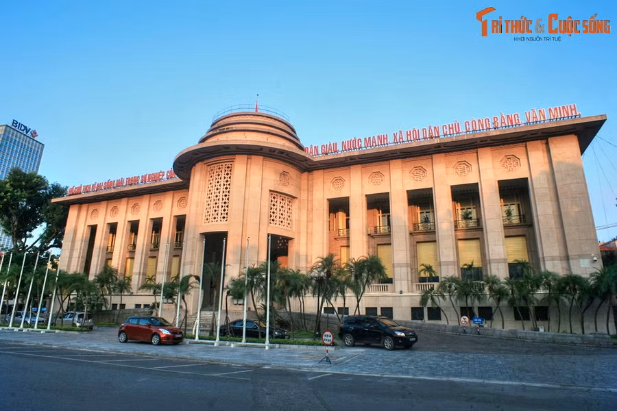  10. Ngân hàng Nhà nước Việt Nam. Tọa lạc tại số 49 Lý Thái Tổ, Ngân hàng Nhà nước Việt Nam có tiền thân là Chi nhánh Ngân hàng Đông Dương, được xây dựng năm 1928. Tòa nhà này được coi là công trình tiêu biểu cho phong cách kiến trúc Art Deco ở Hà Nội thời thuộc địa.