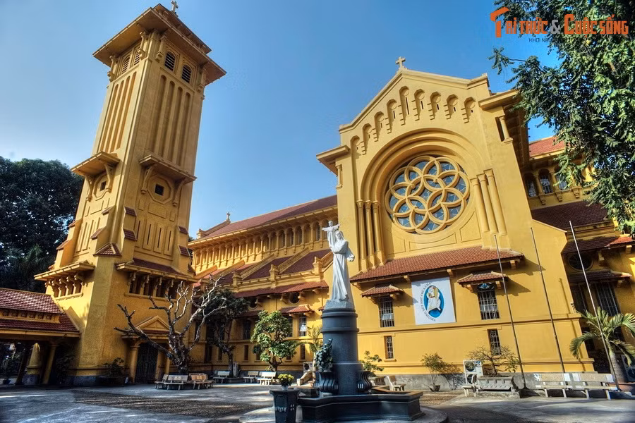  7. Nhà thờ Cửa Bắc. Tọa lạc ở 56 Phan Đình Phùng, nhà thờ Cửa Bắc được xây từ năm 1925 -1930, có tên chính thức là nhà thờ Nữ Vương Các Thánh Tử Đạo. Nhà thờ mang kiến trúc Roman kết hợp phong cách Á – Âu, độc đáo và khác lạ so với nhiều nhà thờ khác ở Việt Nam thời thuộc địa.