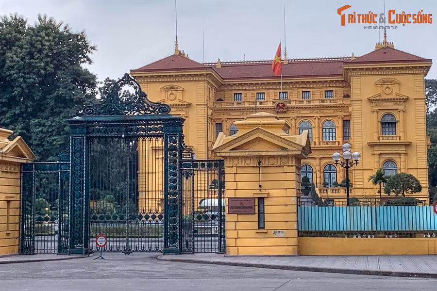  6. Phủ Chủ tịch. Nằm bên Quảng trường Ba Đình, Phủ Chủ tịch có tiền thân là Phủ toàn quyền Đông Dương, được xây từ năm 1900-1906