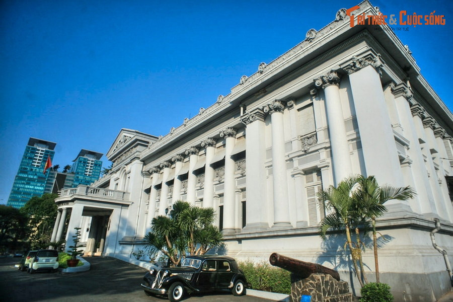  9. Bảo tàng TP HCM. Tọa lạc tại 65 Lý Tự Trọng, phường Bến Nghé, quận 1, Bảo tàng TP HCM có tiền thân là Bảo tàng Thương mại, được xây năm 1885-1890 theo thiết kế của KTS Alfred Foulhoux. Thường được gọi là Dinh Gia Long, tòa nhà có quy mô rất bề thế, mang phong cách cổ điển – Phục Hưng kết hợp với một số yếu tố Á Đông.
