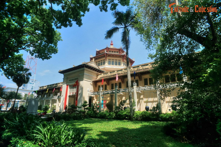  7. Bảo tàng Lịch sử TP HCM. Nằm trong khuôn viên Thảo Cầm Viên Sài Gòn, Bảo tàng Lịch sử TP HCM có tiền thân là Bảo tàng Blanchard de la Brosse, khánh thành năm 1929. Đây là một trong những công trình tiêu biểu cho trường phái kiến trúc Đông Dương ở Việt Nam.