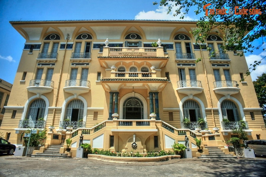  10. Bảo tàng Mỹ thuật TP HCM. Nằm ở số 97A Phó Đức Chính, gần chợ Bến Thành, Bảo tàng Mỹ thuật TP HCM thuở xưa là tư dinh của nhà tư sản người Hoa Hứa Bổn Hỏa. Công trình mang phong cách Á - Âu kết hợp, khánh thành năm 1925, được dân Sài Gòn gọi là "căn nhà 99 cửa" do quy mô quá to lớn với rất nhiều phòng ốc.