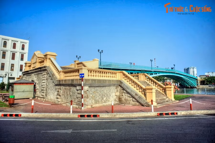  8. Cầu Mống. Bắc qua kênh Bến Nghé, nối liền quận 1 và quận 4, cầu Mống được công ty Hàng hải Pháp Messageries maritimes bỏ vốn thuê Công ty xây dựng Levallois Perret xây cất vào năm 1893-1894. Cầu dài 128 mét, mang đậm dấu ấn kiến trúc cầu phương Tây cuối thế kỷ 19.