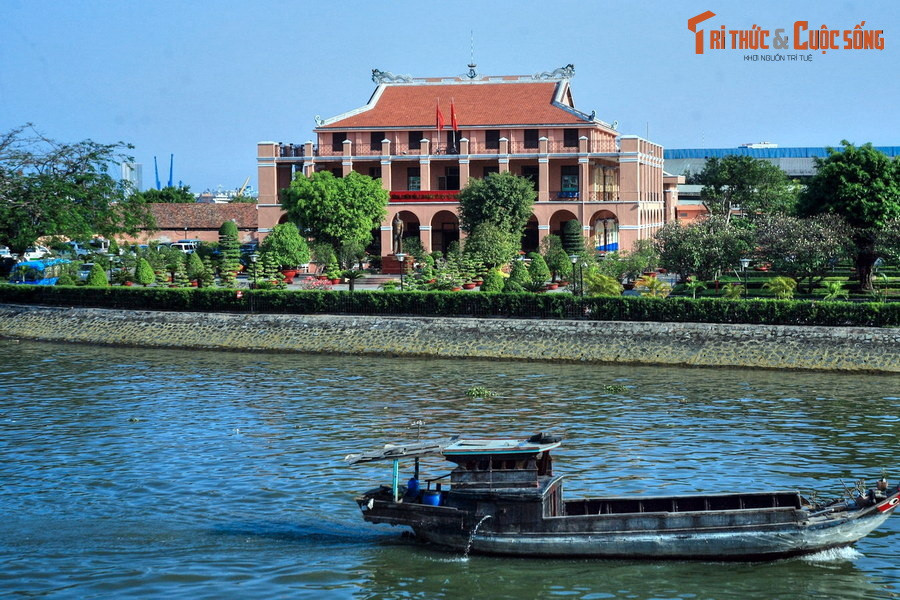  6. Nhà Rồng. Khu Nhà Rồng được Công ty vận tải đường biển Pháp xây dựng bên bến Nhà Rồng từ năm 1863, là địa danh gắn với sự kiện người thanh niên Nguyễn Tất Thành xuống con tàu Amiral Latouche Tréville để ra đi tìm đường cứu nước vào ngày 5/6/1911. Ngày nay công trình là Bảo tàng Hồ Chí Minh - Chi nhánh TP HCM.