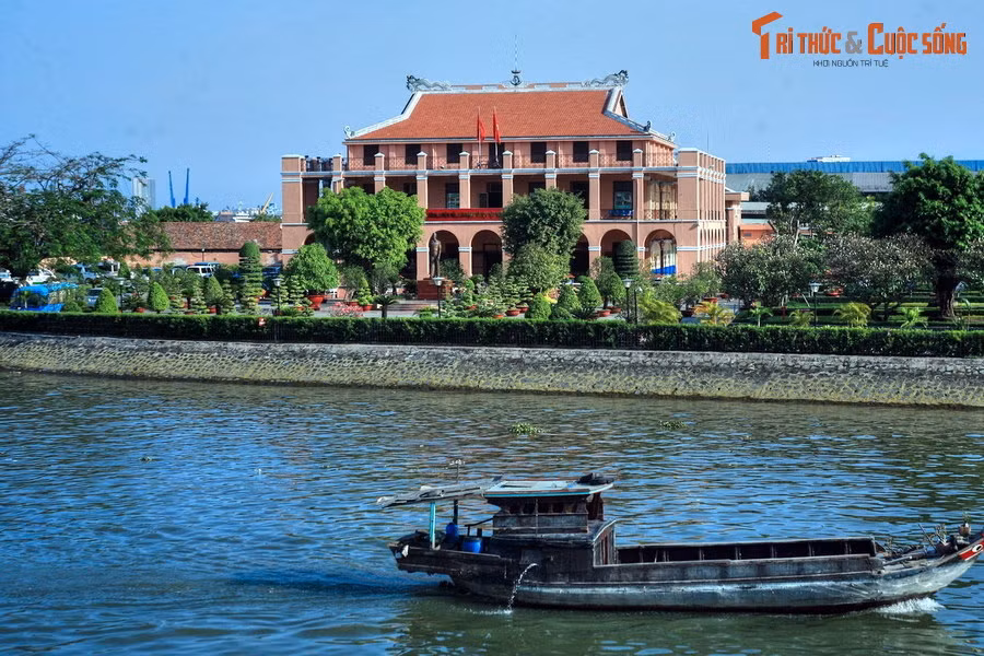  6. Nhà Rồng. Khu Nhà Rồng được Công ty vận tải đường biển Pháp xây dựng bên bến Nhà Rồng từ năm 1863, là địa danh gắn với sự kiện người thanh niên Nguyễn Tất Thành xuống con tàu Amiral Latouche Tréville để ra đi tìm đường cứu nước vào ngày 5/6/1911. Ngày nay công trình là Bảo tàng Hồ Chí Minh - Chi nhánh TP HCM.