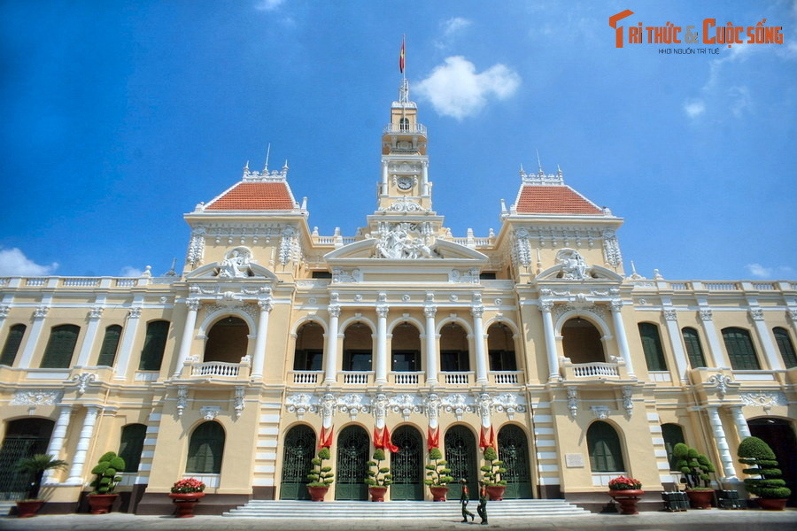  5. UBND TP HCM. Tòa nhà UBND TP HCM (phường Bến Nghé, quận 1) có tiền thân là Dinh xã Tây, được xây từ năm 1898-1909 theo thiết kế của KTS Femand Gardè. Công trình được lấy hình mẫu từ tòa thị chính ở Paris, phong cách kiến trúc chủ đạo là phong cách Phục Hưng.