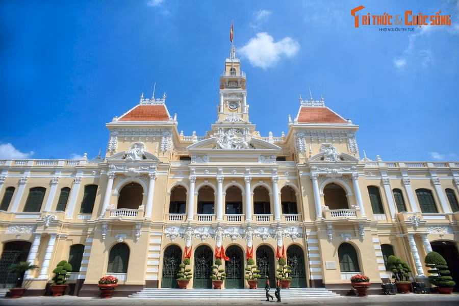  5. UBND TP HCM. Tòa nhà UBND TP HCM (phường Bến Nghé, quận 1) có tiền thân là Dinh xã Tây, được xây từ năm 1898-1909 theo thiết kế của KTS Femand Gardè. Công trình được lấy hình mẫu từ tòa thị chính ở Paris, phong cách kiến trúc chủ đạo là phong cách Phục Hưng.