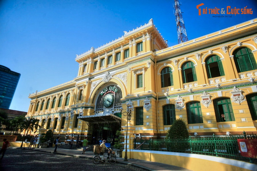  3. Bưu điện Thành phố. Nằm đối diện với nhà thờ Đức Bà, tòa nhà bưu điện Thành phố được người Pháp xây dựng trong khoảng năm 1886–1891. Công trình được thiết kế với phong cách chiết trung theo đồ án của KTS Villedieu, từng lọt vào danh sách 11 bưu điện đẹp nhất thế giới của tạp chí Architectural Digest (Mỹ).