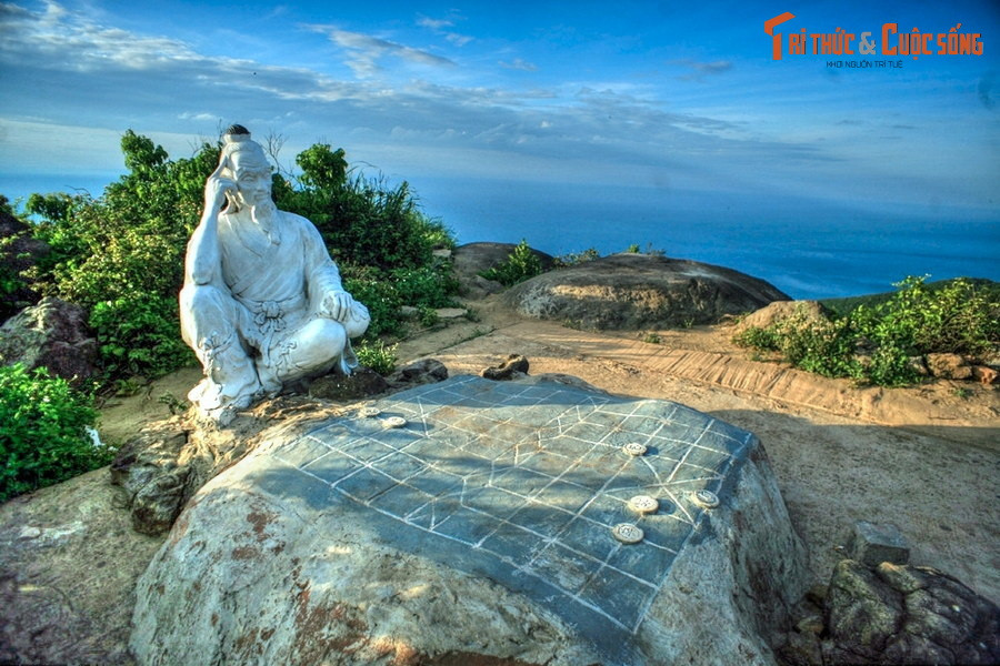  3. Bán đảo Sơn Trà. Nằm ở quận Sơn Trà, bán đảo Sơn Trà là điểm cuối cùng nhô ra Biển Đông của dãy núi Trường Sơn Bắc. Không chỉ có cảnh đẹp mê hồn, bán đảo này còn sở hữu những vạt rừng nguyên sinh trù phú, là nơi sinh sống của loài voọc ngũ sắc quý hiếm.