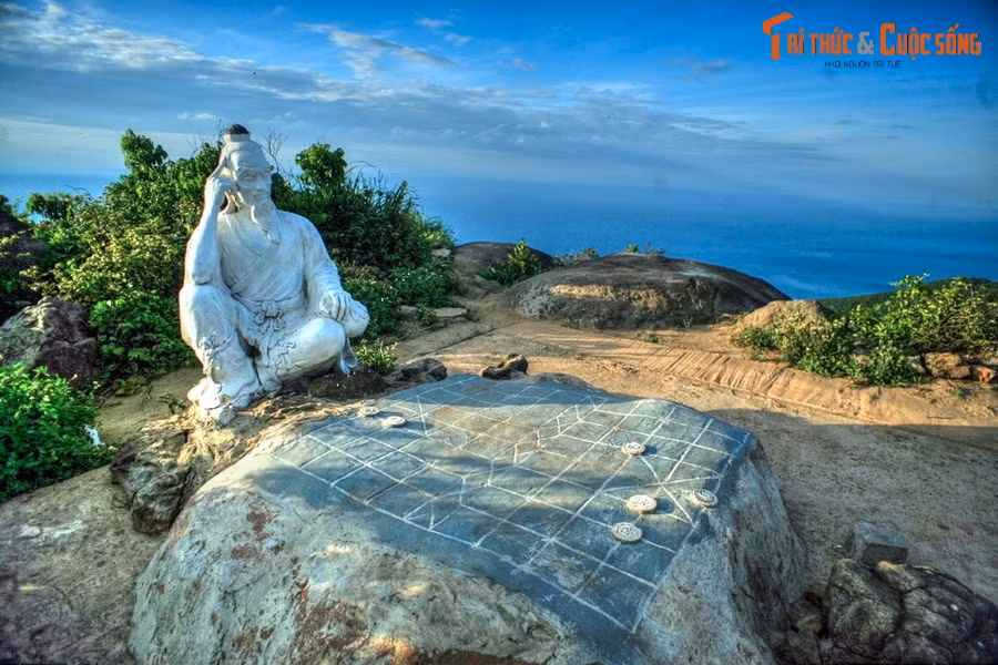  3. Bán đảo Sơn Trà. Nằm ở quận Sơn Trà, bán đảo Sơn Trà là điểm cuối cùng nhô ra Biển Đông của dãy núi Trường Sơn Bắc. Không chỉ có cảnh đẹp mê hồn, bán đảo này còn sở hữu những vạt rừng nguyên sinh trù phú, là nơi sinh sống của loài voọc ngũ sắc quý hiếm.