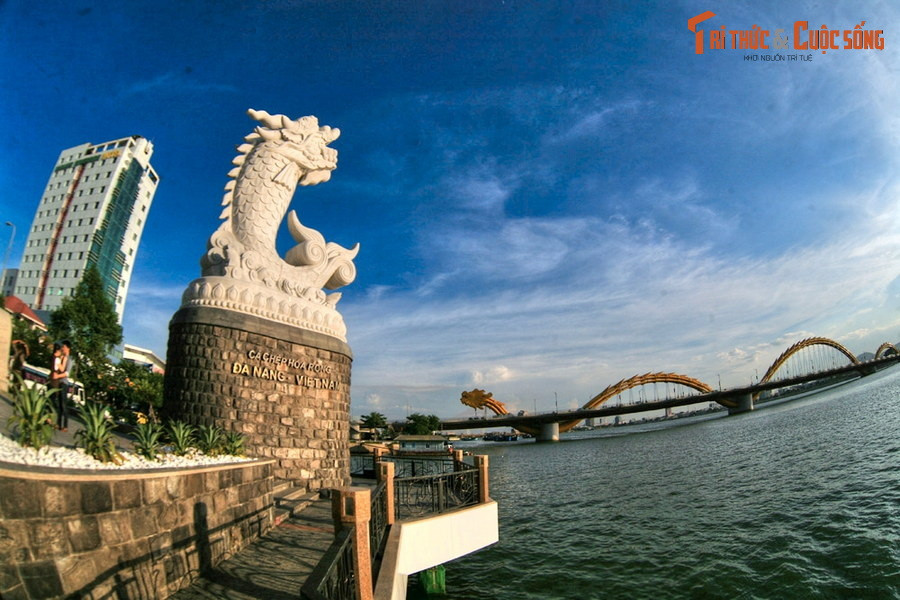  6. Tượng Cá chép hóa rồng. Khánh thành vào năm 2015, bức tượng Cá chép hóa rồng được đặt tại bờ Đông sông Hàn, có chiều dài 7,5 mét, đúc từ 5 khối đá cẩm thạch trắng tự nhiên. Tác phẩm điêu khắc này là một biểu tượng cho ước mơ vươn cao, bay xa của người dân Đà Nẵng.