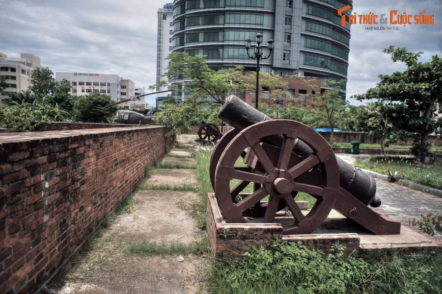  9. Thành cổ Điện Hải. Tọa lạc tại phường Thạch Thang, quận Hải Châu, thành cổ Điện Hải được xây dựng vào năm 1823, dưới thời vua Minh Mạng. Trong cuộc tấn công của Pháp vào Đà Nẵng năm 1858-1860, tòa thành đã ghi dấu tinh thần đấu tranh bất khuất của quân và dân ta.