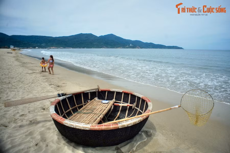  2. Bãi biển Mỹ Khê. Trải dài gần 1 km, bãi biển Mỹ Khê thu hút du khách bởi nước biển trong xanh, cát trắng mịn màng cùng hệ thống các khách sạn, khu nghỉ dưỡng ven biển đẳng cấp. Nơi này từng được tạp chí Forbes bình chọn là một trong 6 bãi biển đẹp và quyến rũ nhất hành tinh.