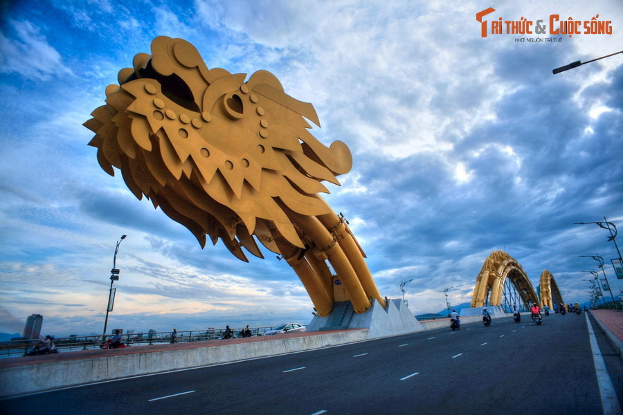  5. Cầu Rồng. Khánh thành năm 2013, cầu Rồng là cây cầu mang hình dáng một con rồng, có chiều dài 666 mét, bắc qua sông Hàn. Được coi là biểu tượng mới của thành phố Đà Nẵng, phần đầu rồng của cây cầu độc đáo này có thể phun nước và phun lửa như một con rồng thứ thiệt.