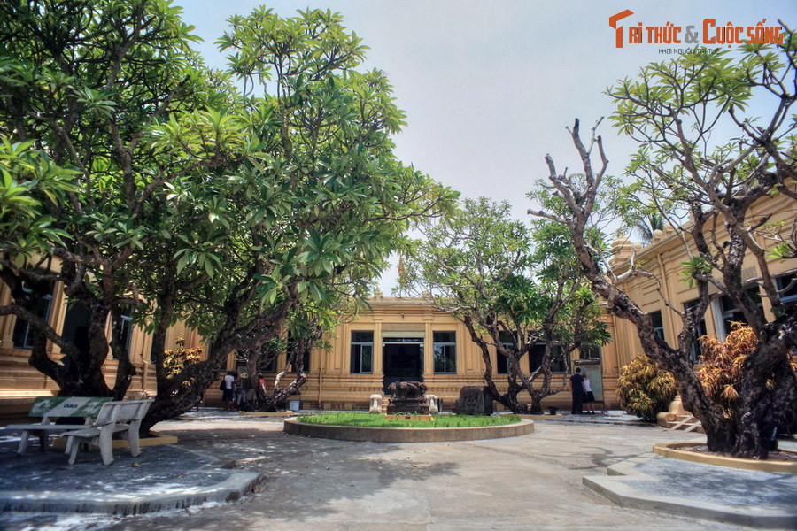  7. Bảo tàng Điêu khắc Chăm. Nằm cạnh cầu Rồng, Bảo tàng Nghệ thuật điêu khắc Chăm Đà Nẵng khánh thành năm 1919, là bảo tàng lâu đời nhất Việt Nam. Đây là nơi lưu giữ bộ sưu tập các hiện vật của nền văn hóa Chăm Pa có quy mô lớn nhất cả nước.