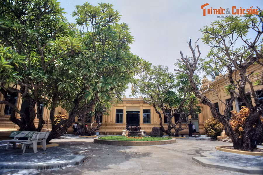  7. Bảo tàng Điêu khắc Chăm. Nằm cạnh cầu Rồng, Bảo tàng Nghệ thuật điêu khắc Chăm Đà Nẵng khánh thành năm 1919, là bảo tàng lâu đời nhất Việt Nam. Đây là nơi lưu giữ bộ sưu tập các hiện vật của nền văn hóa Chăm Pa có quy mô lớn nhất cả nước.