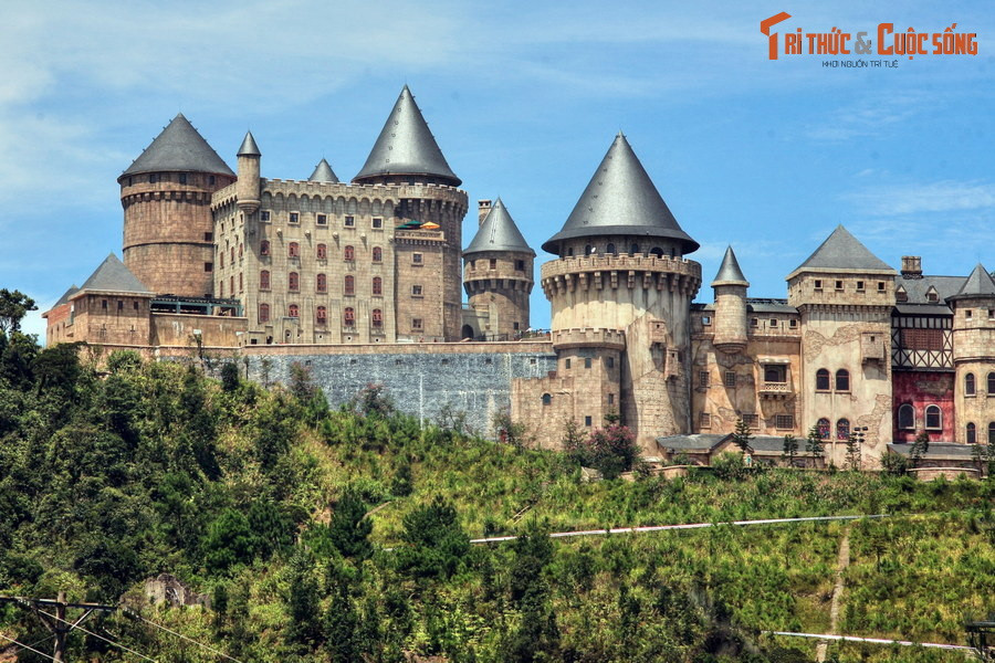  4. Khu du lịch Bà Nà. Nằm ở huyện Hòa Vang, cách trung tâm Đà Nẵng khoảng 25 km về phía Tây, Bà Nà là quần thể du lịch nghỉ dưỡng có lịch sử hình thành từ đầu thế kỷ 20. Vào năm 2020, khu du lịch này đã được tổ chức World Travel Awards toàn cầu vinh danh trên nhiều tiêu chí.