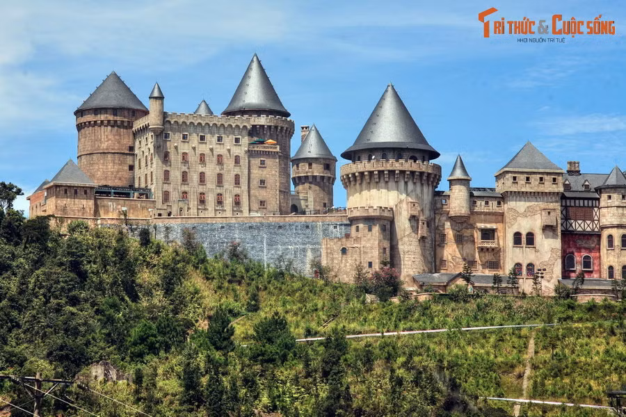  4. Khu du lịch Bà Nà. Nằm ở huyện Hòa Vang, cách trung tâm Đà Nẵng khoảng 25 km về phía Tây, Bà Nà là quần thể du lịch nghỉ dưỡng có lịch sử hình thành từ đầu thế kỷ 20. Vào năm 2020, khu du lịch này đã được tổ chức World Travel Awards toàn cầu vinh danh trên nhiều tiêu chí.