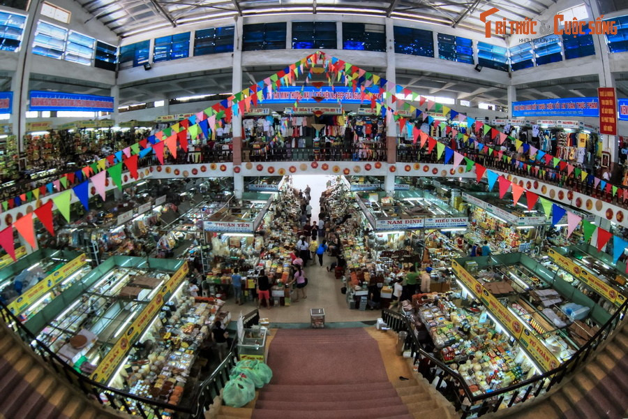  8. Chợ Hàn. Nằm bên bờ sông Hàn ở số 119 Trần Phú, chợ Hàn được nhắc đến trong sử sách vào thế kỷ 17, là một trong những khu chợ có lịch sử lâu đời nhất Việt Nam. Ngày nay chợ thu hút nhiều du khách ghé thăm nhờ các mặt hàng phong phú, giá cả phải chăng.