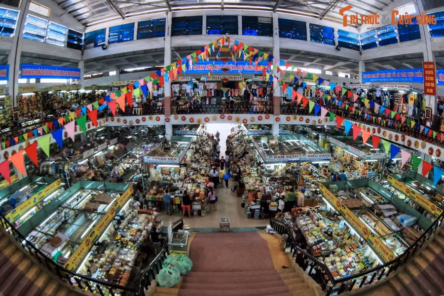  8. Chợ Hàn. Nằm bên bờ sông Hàn ở số 119 Trần Phú, chợ Hàn được nhắc đến trong sử sách vào thế kỷ 17, là một trong những khu chợ có lịch sử lâu đời nhất Việt Nam. Ngày nay chợ thu hút nhiều du khách ghé thăm nhờ các mặt hàng phong phú, giá cả phải chăng.