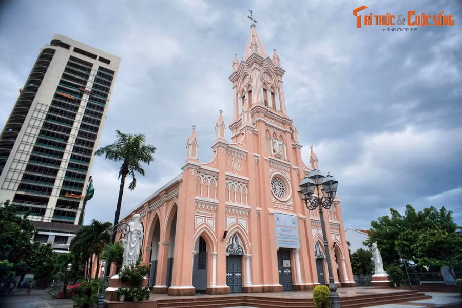  10. Nhà thờ Chính tòa Đà Nẵng. Nằm ở số 156 Trần Phú, nhà thờ Chính tòa Đà Nẵng được xây vào năm 1923-1924 theo phong cách kiến trúc Gothic. Đây là một trong những công trình kiến trúc cổ tiêu biểu nhất của thành phố lớn nhất miền Trung.