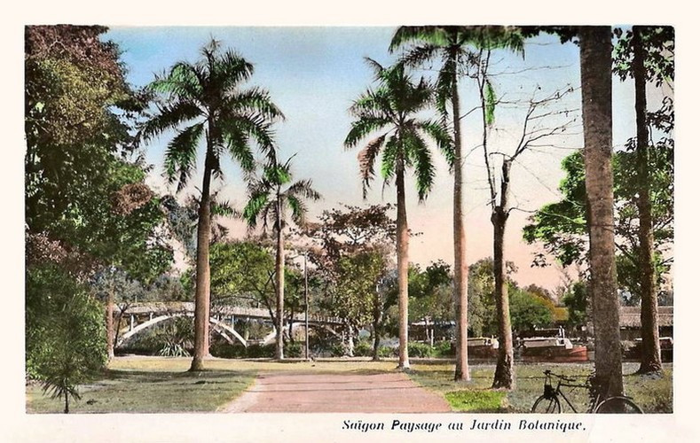 Một góc khuôn viên Thảo Cầm Viên Sài Gòn một thế kỷ trước, với cầu Thị Nghè ở hậu cảnh.