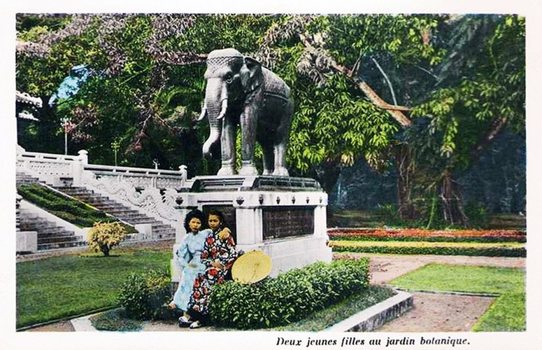Tượng con voi bằng đồng do vua Thái Lan tặng vua Bảo Đại nhân dịp đến thăm Sài Gòn năm 1930.