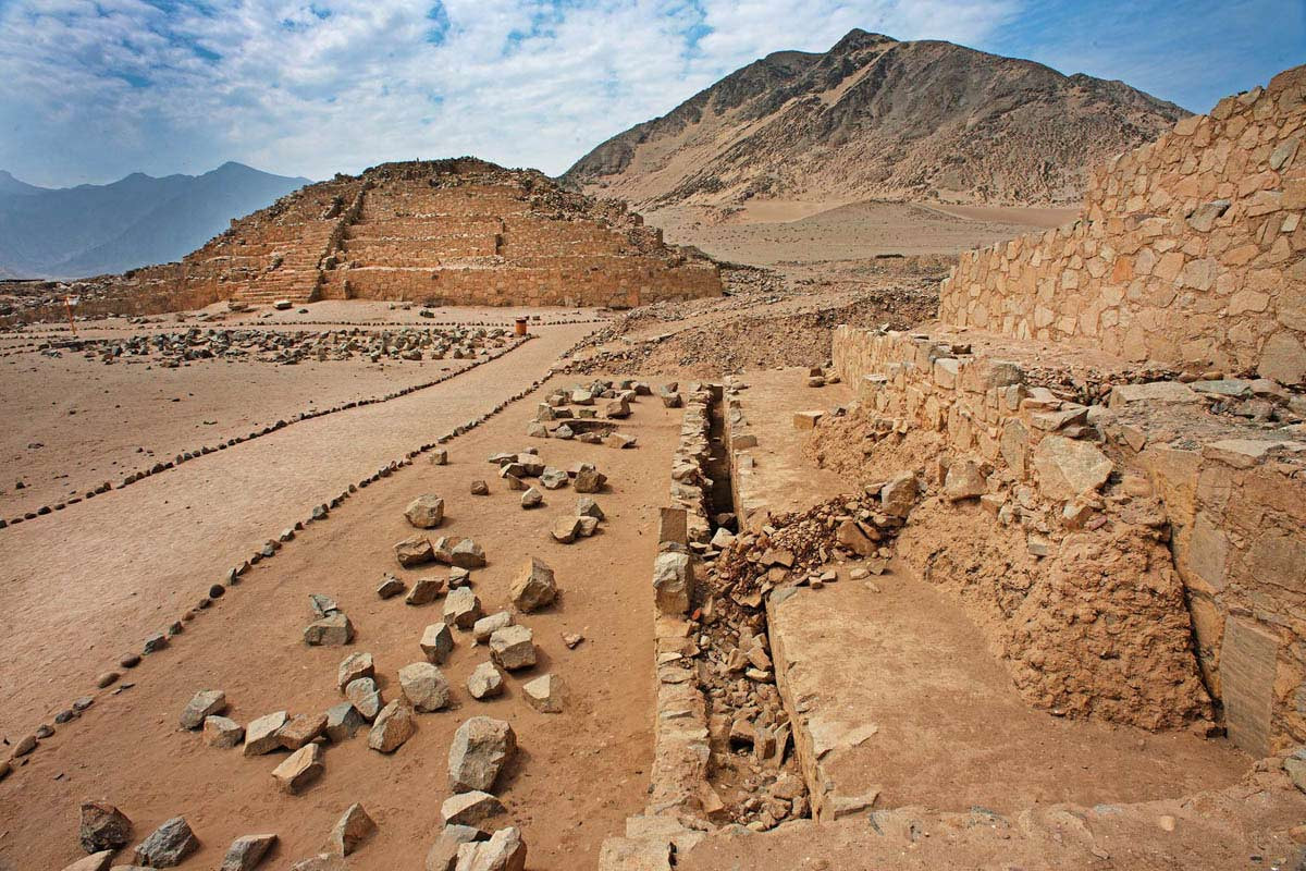 Vào cuối thập niên 1990, các nhà khảo cổ học Peru đã dựng nên được bức tranh hoàn chỉnh đầu tiên về nền văn minh Caral-Supe. Nhưng lúc đó, niên đại của nền văn minh này vẫn chưa được xác định rõ ràng. Ảnh: Titilaka.