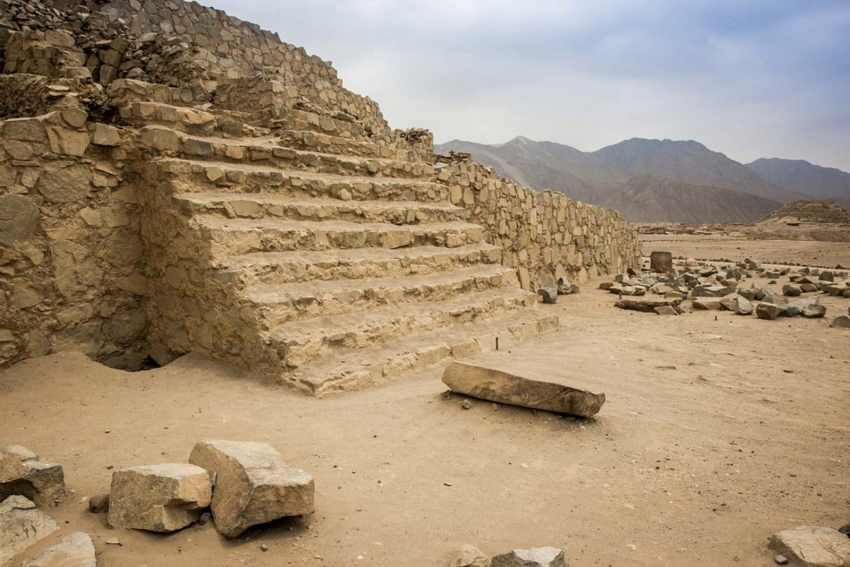 Theo các chuyên gia, đô thị đầu tiên của nền văn minh Caral-Supe đã hình thành vào khoảng năm 3.500 TCN. Từ khoảng năm 3.200 TCN trở đi, các khu định cư quy mô lớn và công trình xây dựng cộng đồng đã định hình rõ ràng. Vào thời điểm hưng thịnh, văn minh có tới 30 trung tâm dân cư lớn. Ảnh: My Guide Peru.