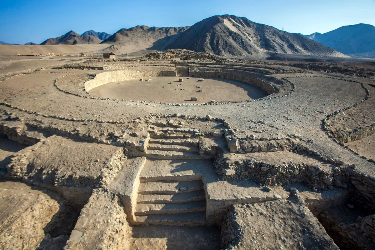 Thành tựu ấn tượng nhất của nền văn minh Caral-Supe là các công trình kiến trúc đồ sộ còn lưu dấu đến ngày nay, bao gồm các gò đống nhân tạo có cấu trúc rất phức tạp và quảng trường tròn được xây lõm xuống. Ảnh: Lonely Planet.