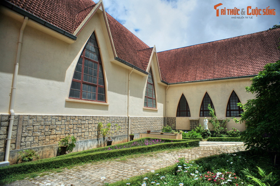 Đường nét kiến trúc của tu viện được kết hợp hài hòa với những mảnh vườn nhỏ, nằm dọc hai bên các lối đi trong khuôn viên.