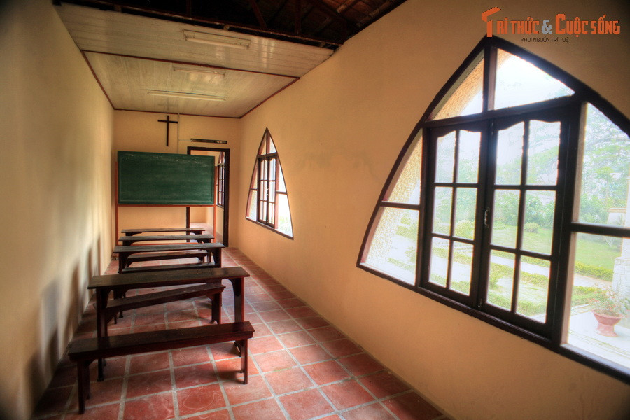 Nền giáo dục của ngôi trường này nổi tiếng về sự chu đáo và nghiêm khắc. Một trong những cựu học sinh của trường là hoàng hậu Nam Phương, vị hoàng hậu cuối cùng trong lịch sử Việt Nam.