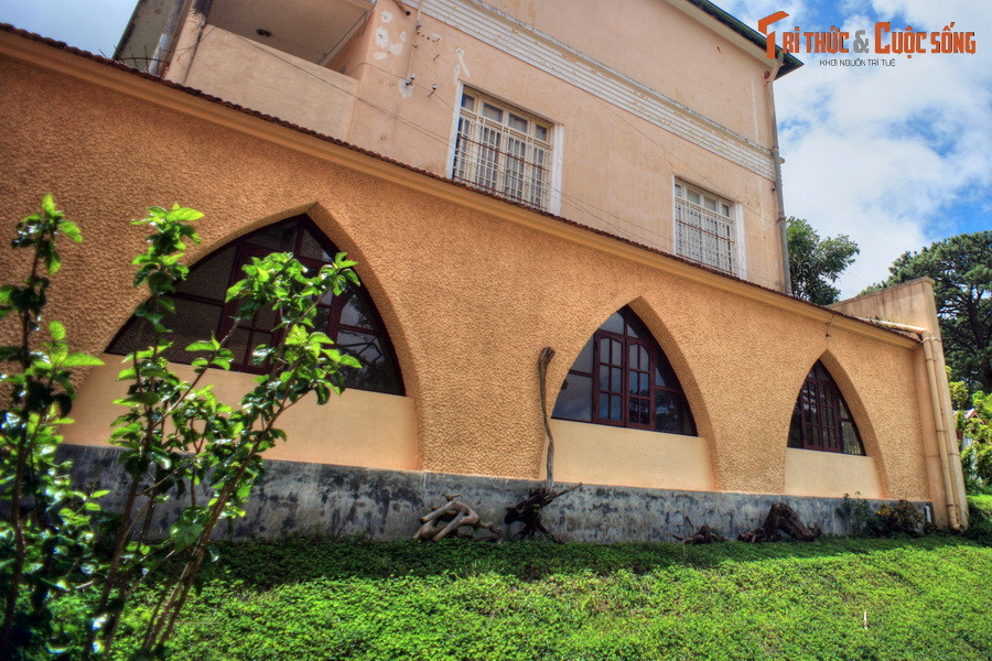 Ngược dòng thời gian, tu viện và trường Đức Bà Lâm Viên được khánh thành năm 1935. Lúc đầu cơ sở này là vườn trẻ mẫu giáo, sau đó phát triển lên thành bậc tiểu học và trung học dành cho nữ sinh.