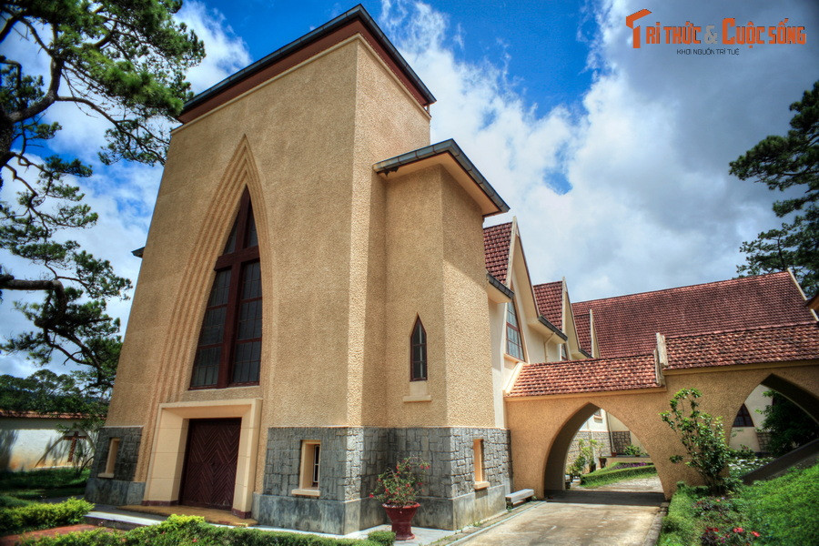 Đây là một công trình kiến trúc tôn giáo được xây dựng theo phong cách ogival độc đáo.